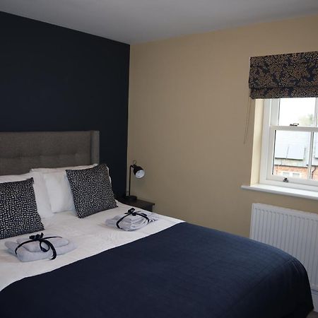 Canal View Cottage With Log Fire & Parking Blisworth Dış mekan fotoğraf
