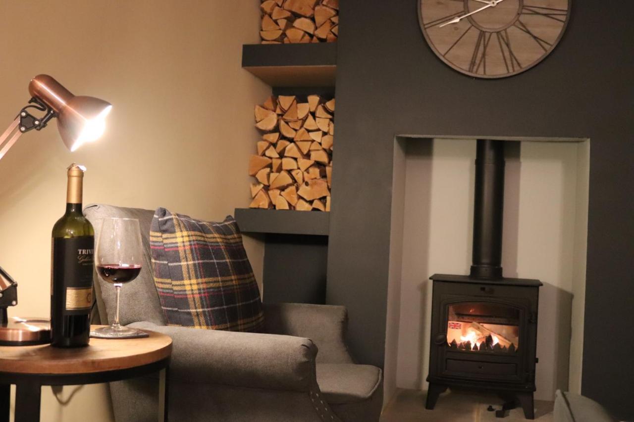 Canal View Cottage With Log Fire & Parking Blisworth Dış mekan fotoğraf