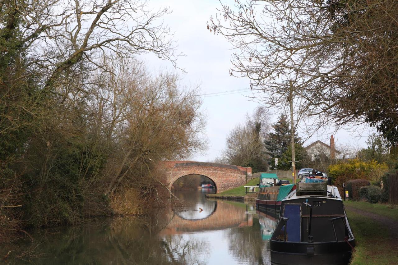 Canal View Cottage With Log Fire & Parking Blisworth Dış mekan fotoğraf
