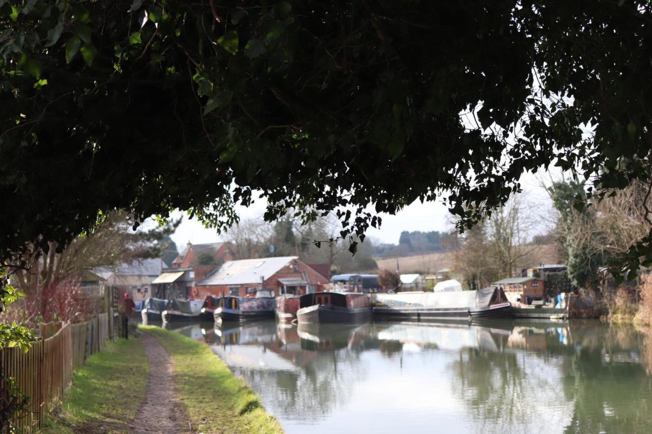 Canal View Cottage With Log Fire & Parking Blisworth Dış mekan fotoğraf