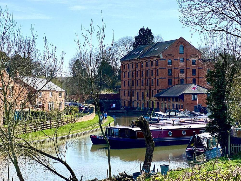 Canal View Cottage With Log Fire & Parking Blisworth Dış mekan fotoğraf